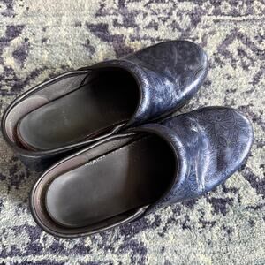 DANSKO Blue Embossed Paisley Design Clogs Boho Casual Summer Sz 39 (8.5-9)